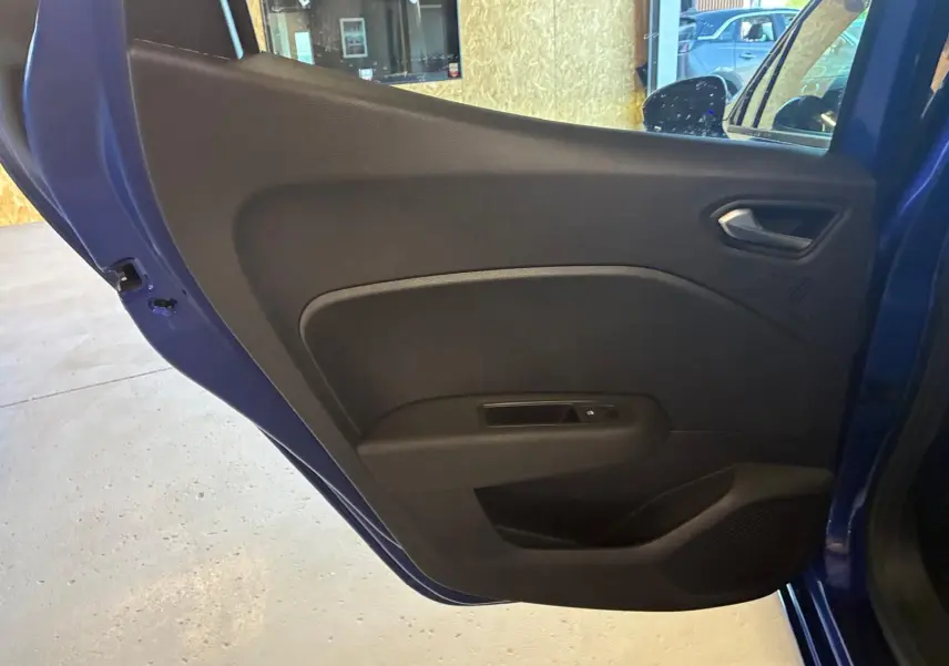 Vue intérieure de la porte arrière droite bleu iron de la Renault Clio V E-TECH 145 TECHNO avec habillage noir simple.