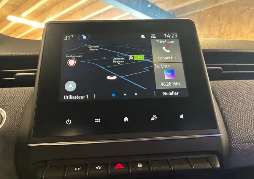 Écran central tactile affichant la navigation et les options multimédia dans une Renault Clio V E-TECH 145 TECHNO.