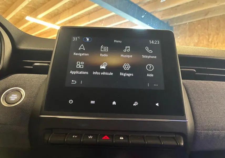 Écran tactile central de la Renault Clio V E-TECH 145 TECHNO avec commandes et bouton Start Engine Stop, intérieur gris noir.