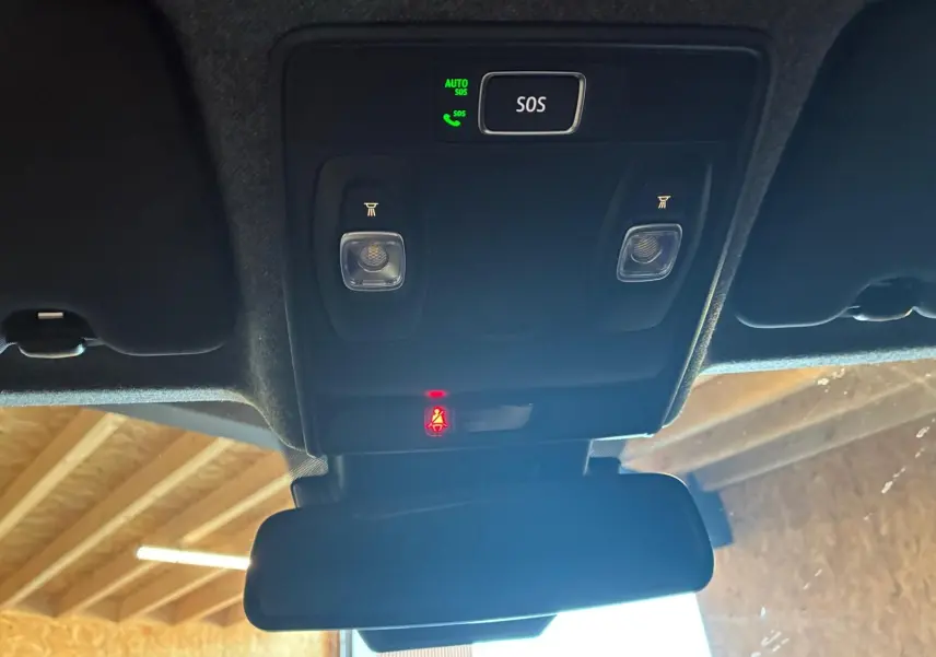 Vue intérieure du plafond avant de la Renault Clio V E-TECH 145 TECHNO 2025, montrant les commandes SOS et éclairages de lecture.