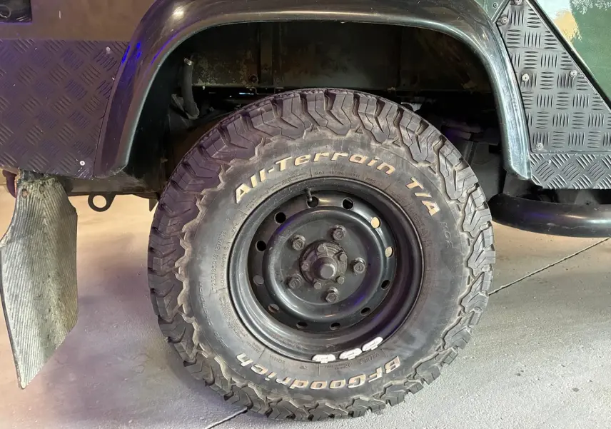 Gros plan sur la roue arrière droite du Land Rover Defender 110 vert, avec pneu tout-terrain BFGoodrich visible.