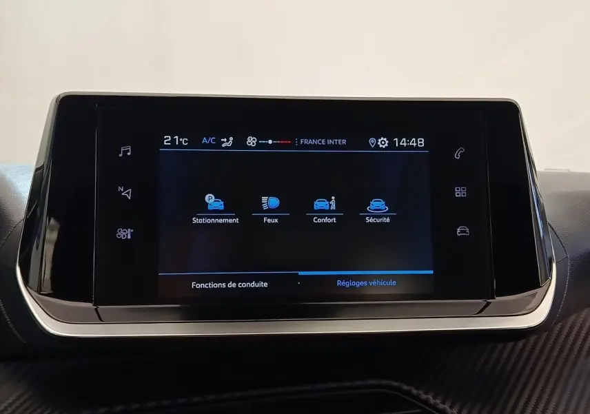 Écran tactile central de 7 pouces affichant les réglages de conduite dans un Peugeot 208 blanc, version BlueHDi 100 S&S Active.