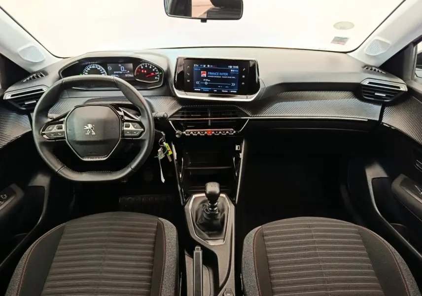 Vue intérieure avant du tableau de bord et volant cuir noir de la Peugeot 208 BlueHDi 100 S&S Active 2022.