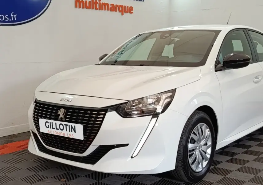 Peugeot 208 BlueHDi 100 S&S Active blanc en 3/4 avant droit avec calandre noire et feux LED distinctifs.