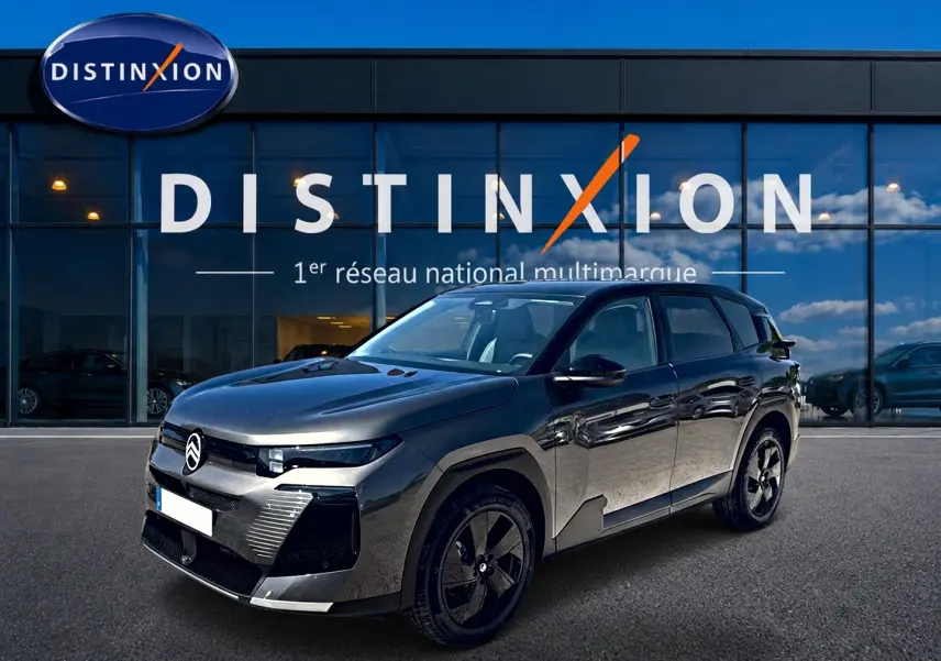 Citroën C5 Aircross gris platinium 3/4 avant droit, toit noir bi-ton, jantes alliage 19 pouces, devant showroom Distinxion.