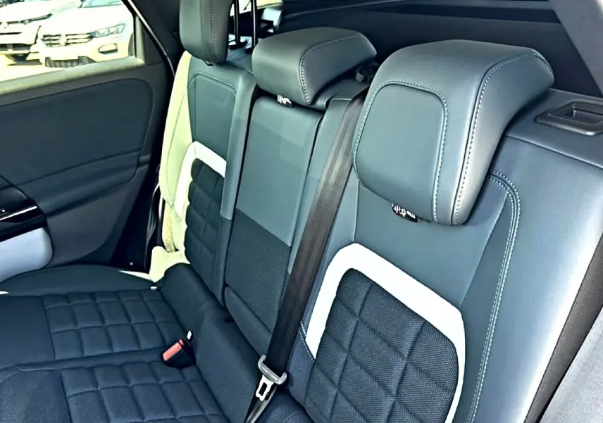 Vue intérieure sur la banquette arrière en cuir noir et gris du Citroën C5 Aircross hybride 2026.