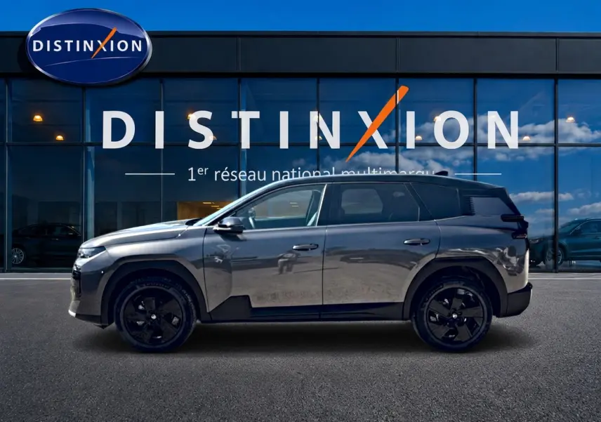 Profil côté gauche du Citroën C5 Aircross hybride 2026 gris platinium avec toit noir et jantes alliage noires.