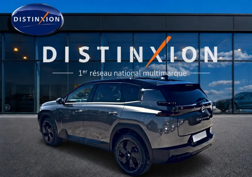 Vue 3/4 arrière droite du Citroën C5 Aircross gris platinium avec toit noir et jantes alliage noires.