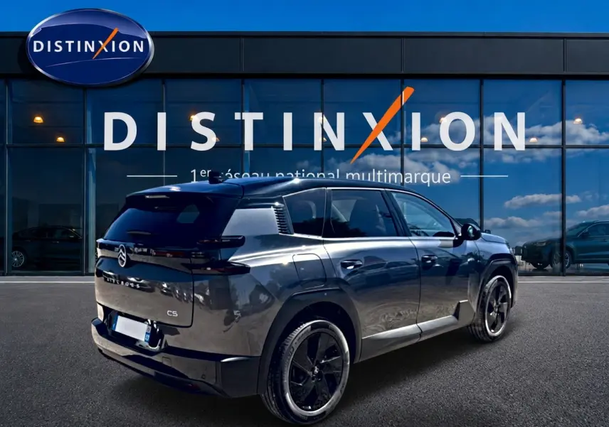 Vue 3/4 arrière droite du Citroën C5 Aircross gris platinium avec toit noir et jantes alliage 19 pouces.