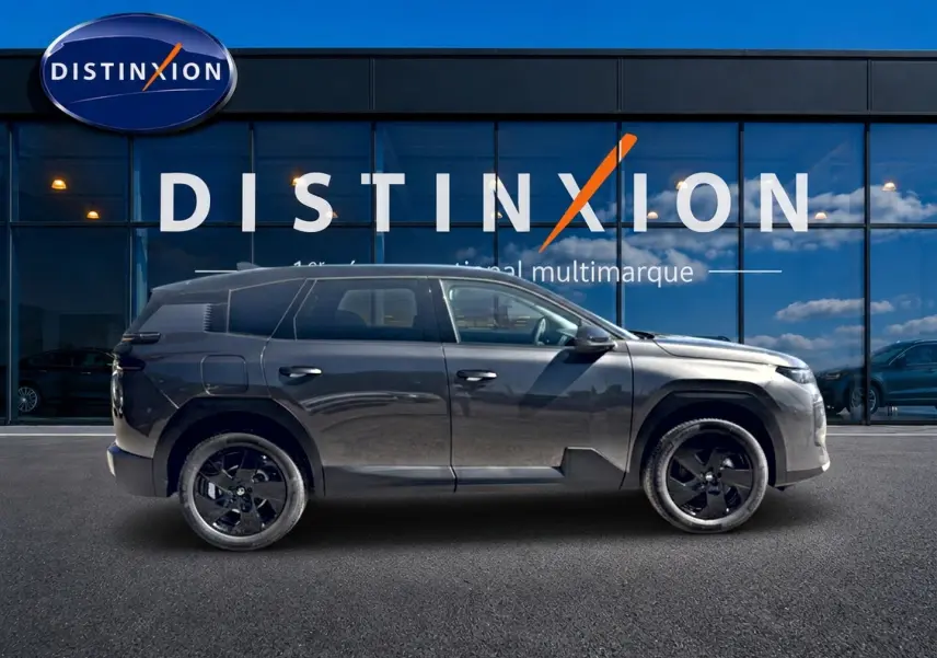 Vue de profil côté gauche du Citroën C5 Aircross gris platinium avec toit noir et jantes alliage 19 pouces.