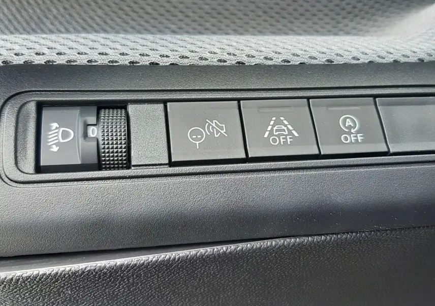 Gros plan sur les boutons de commande intérieurs noirs du tableau de bord de la Citroën C3 Turbo 100ch Plus, 2026.