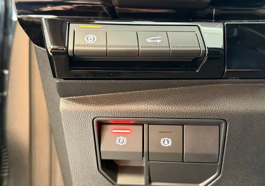 Gros plan sur les commandes électroniques du frein à main et du système start/stop du Renault Austral E-Tech 200 Esprit Alpine.