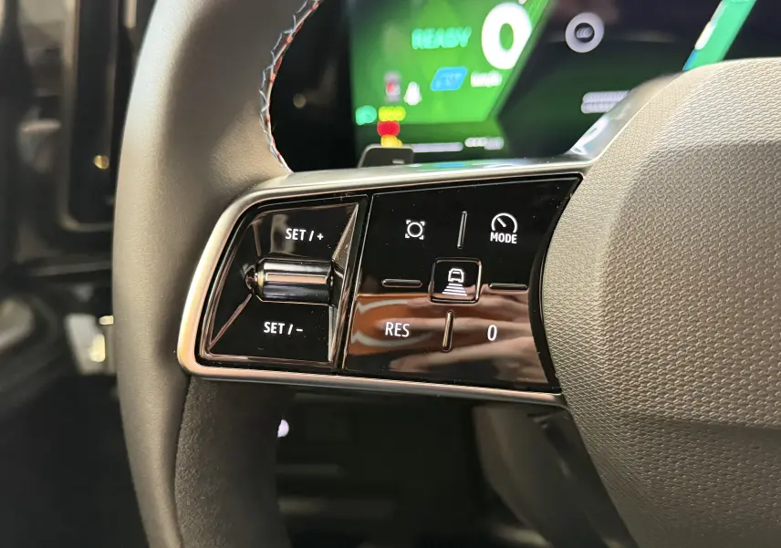 Gros plan sur les commandes à gauche du volant chauffant du Renault Austral E-Tech 200 Esprit Alpine, intérieur noir.