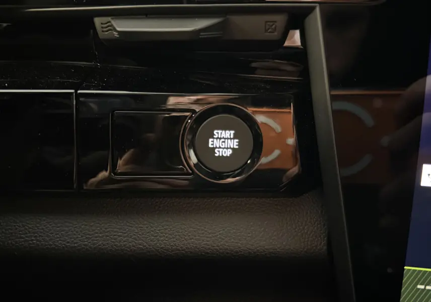 Bouton start/stop moteur en gros plan sur la console noire brillante du Renault Austral E-Tech 200 Esprit Alpine.