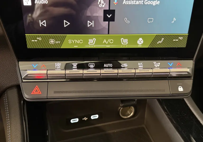 Vue rapprochée de la console centrale tactile et des commandes climatisation du Renault Austral E-Tech 200 Esprit Alpine.