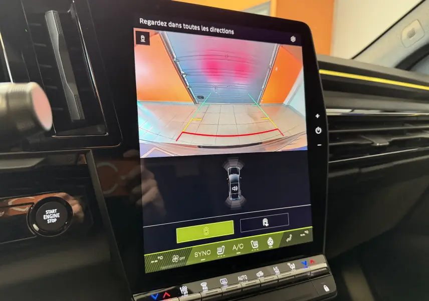 Écran tactile central du Renault Austral E-Tech 200 Esprit Alpine montrant la caméra de recul en intérieur noir.