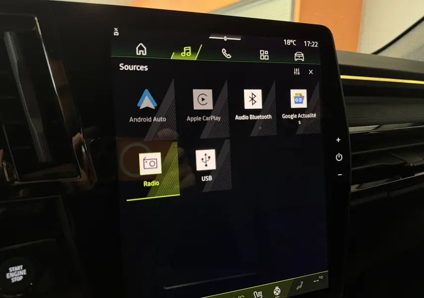 Écran tactile central du Renault Austral E-Tech 200 Esprit Alpine affichant les options multimédia dans l'habitacle noir.
