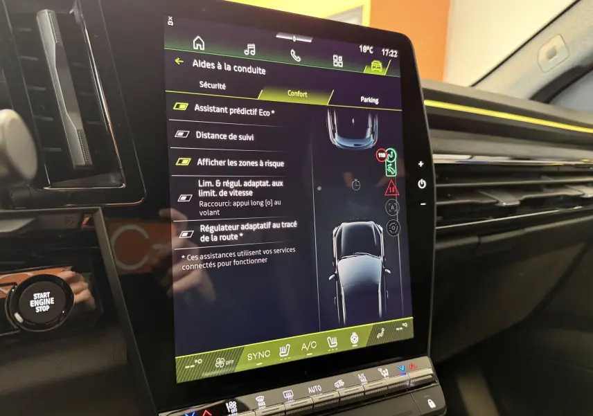 Vue intérieure du tableau de bord du Renault Austral E-Tech 200 Esprit Alpine, écran tactile affichant les aides à la conduite.