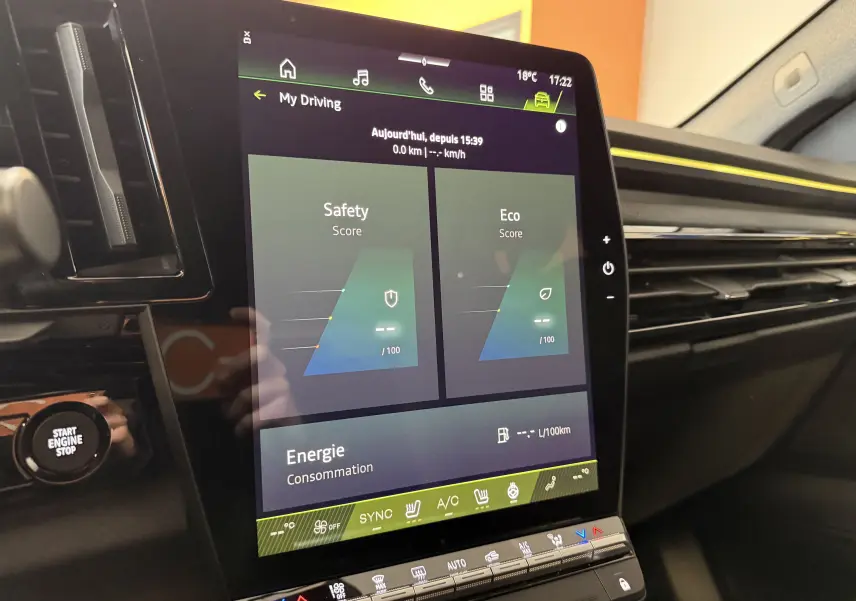 Écran tactile vertical du tableau de bord du Renault Austral E-Tech 200 Esprit Alpine avec interface de conduite et climatisation.