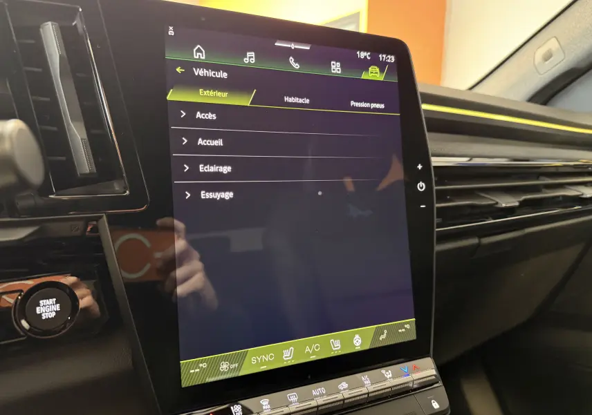 Écran tactile central vertical du tableau de bord du Renault Austral E-Tech 200 Esprit Alpine, intérieur noir avec détails lumineux.