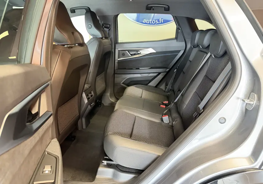 Vue intérieure arrière droite du Renault Austral E-Tech 200 Esprit Alpine, sièges arrière en sellerie mixte TEP/Alcantara noire.