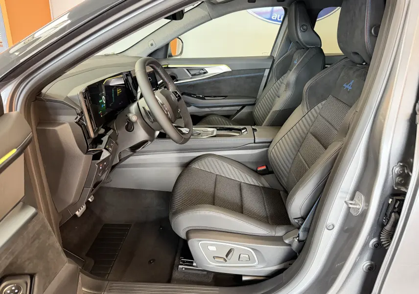 Vue intérieure côté conducteur du Renault Austral E-Tech 200 Esprit Alpine 2026, sièges en Alcantara avec logo Alpine bleu.