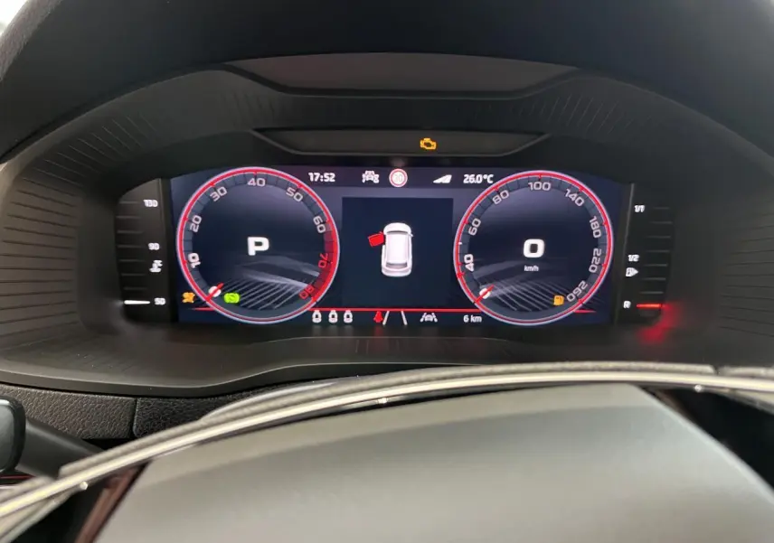 Tableau de bord digital du Skoda Karoq 2025 affichant vitesse, température et alertes au centre du volant.