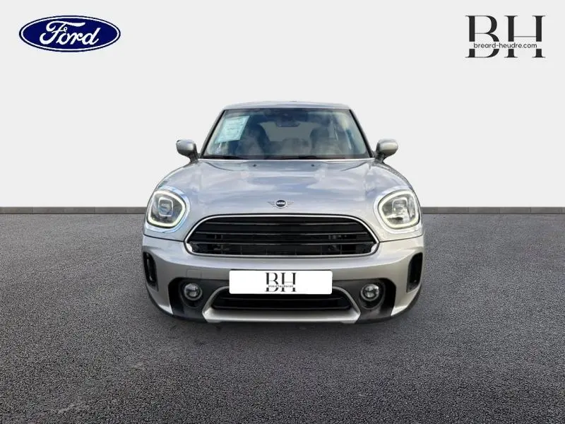 Vue frontale d'une MINI COUNTRYMAN Cooper 2023 en Melting Silver III avec calandre chromée et phares LED distinctifs.