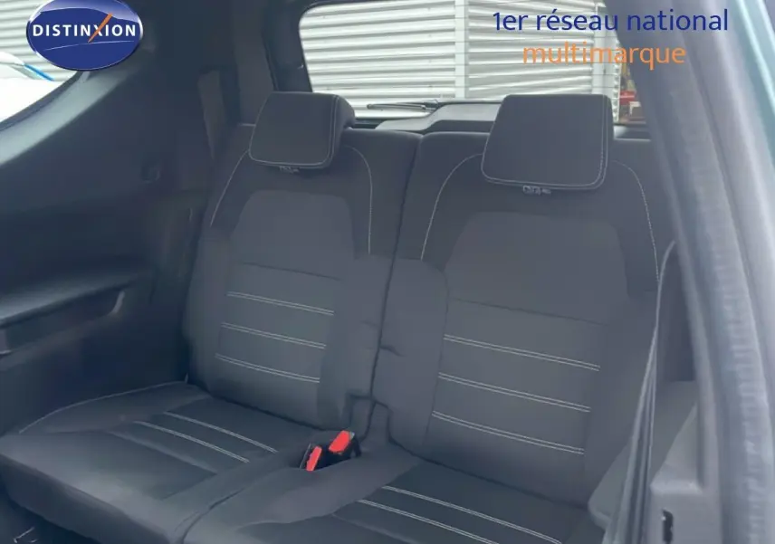 Vue intérieure des sièges arrière en tissu noir avec surpiqûres claires du Dacia Jogger 2025, côté droit ouvert.