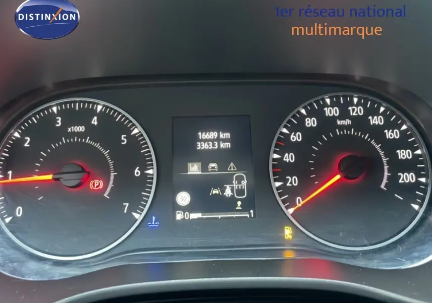 Vue rapprochée du tableau de bord du Dacia Jogger 2025 montrant les compteurs et l’écran digital central.