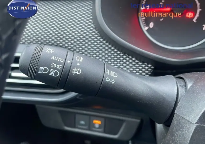 Gros plan sur la commande des feux et clignotants du tableau de bord d’une Dacia Jogger 2025.