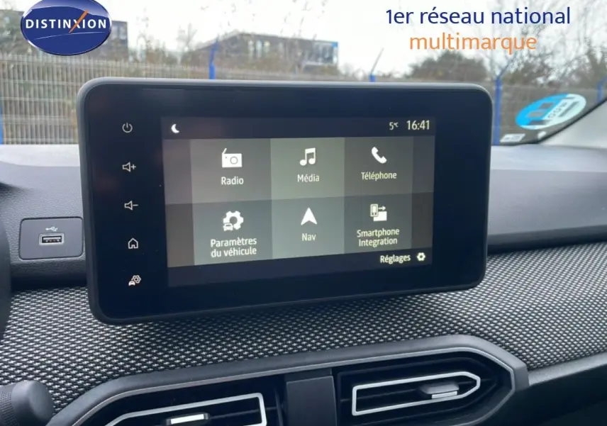 Vue intérieure centrée sur l’écran tactile du tableau de bord du Dacia Jogger 2025, finition Expression.