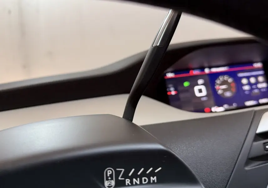 Gros plan sur le levier de vitesses automatique noir avec affichage digital du tableau de bord flou en arrière-plan, intérieur Citroën C4 Spacetourer.