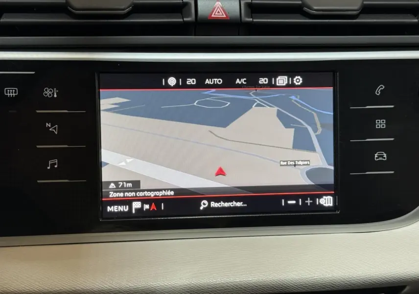 Écran tactile central du tableau de bord de la Citroën C4 Spacetourer 2020 affichant la navigation GPS.
