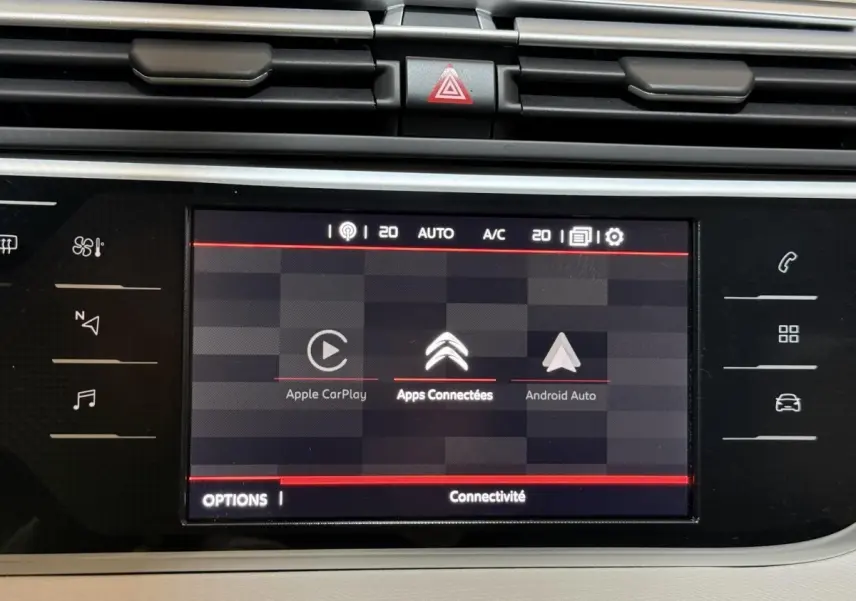 Écran tactile central du tableau de bord du Citroën C4 Spacetourer noir, affichant les options Apple CarPlay et Android Auto.