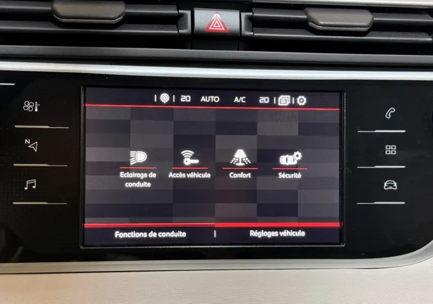 Écran tactile central du tableau de bord de la Citroën C4 Spacetourer 2020 noir, affichant les réglages de conduite et sécurité.