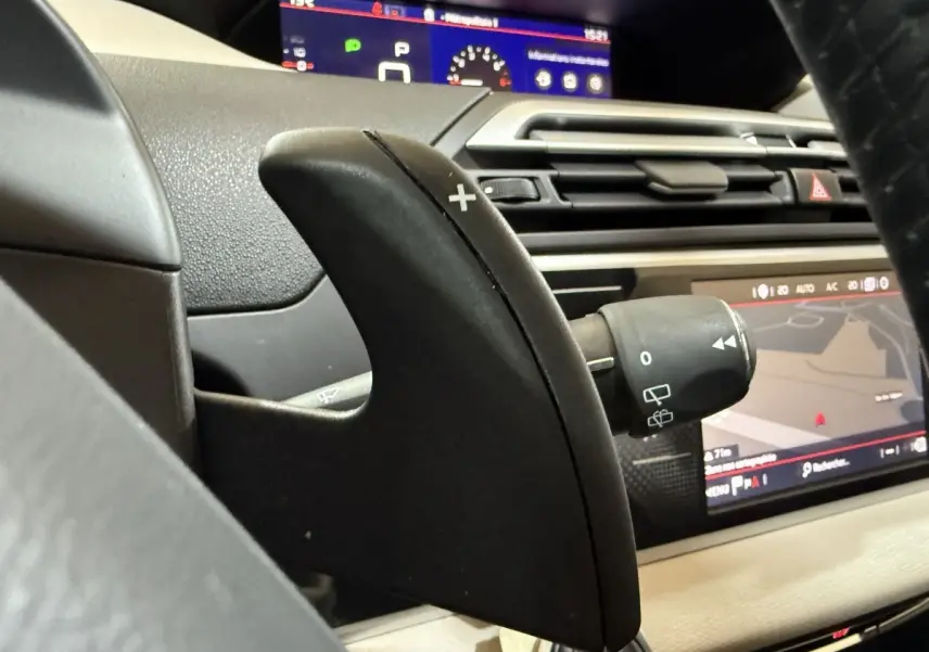 Gros plan sur la palette de changement de vitesse droite du tableau de bord noir du Citroën C4 Spacetourer avec écran tactile et affichage numérique.