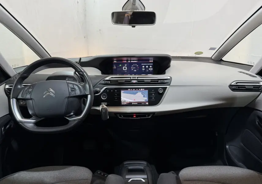 Vue intérieure avant du tableau de bord et volant noir du Citroën C4 Spacetourer avec écran tactile et affichage numérique.