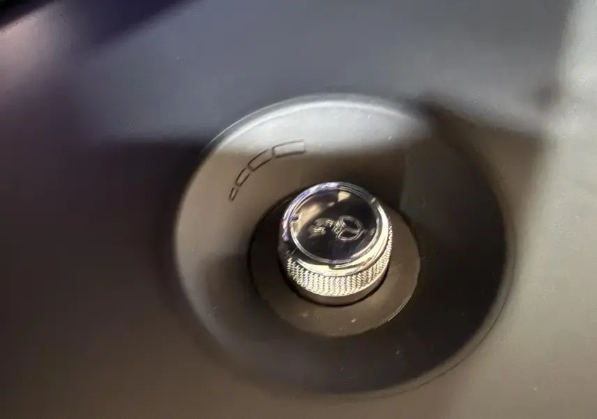 Gros plan sur le bouton de démarrage rotatif chromé du Citroën C4 Spacetourer noir, intérieur tableau de bord.