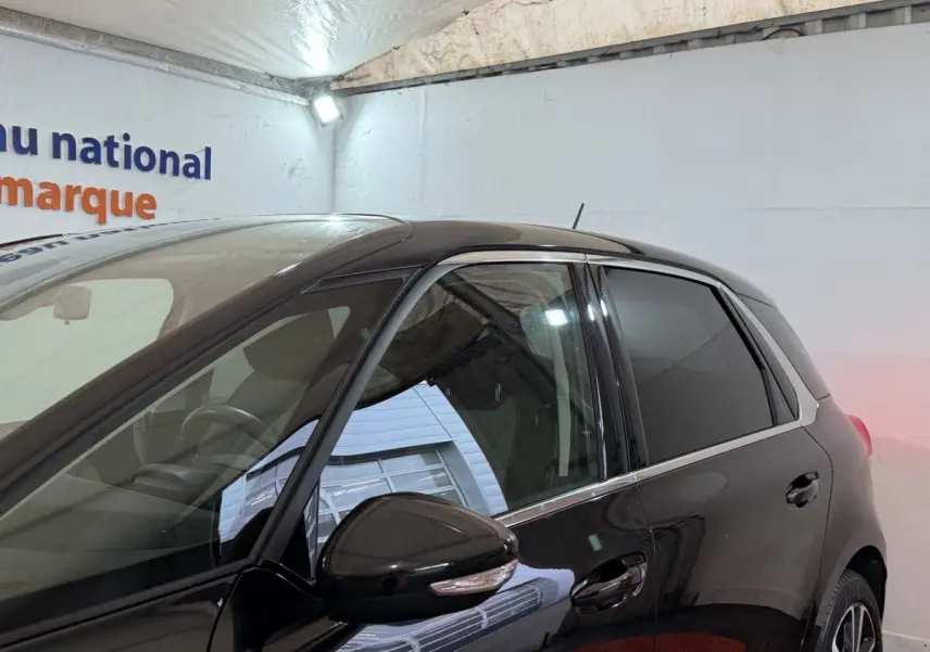 Vue latérale gauche d'une Citroën C4 Spacetourer noire 2020 avec rétroviseur et vitres teintées visibles.