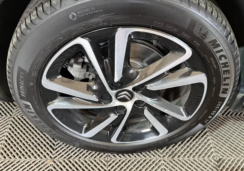 Gros plan sur la jante alliage bicolore noire et argentée avec logo Citroën au centre, montée sur pneu Michelin.