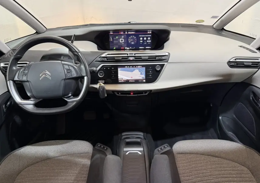 Vue intérieure avant du tableau de bord et volant cuir noir de la Citroën C4 Spacetourer 2020 avec écran tactile et affichage numérique.