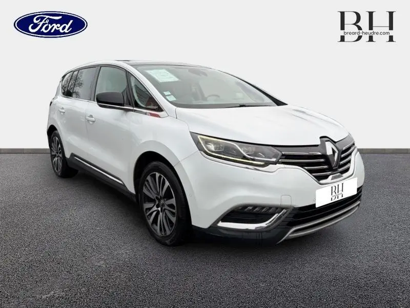 Renault Espace blanc Glacier en 3/4 avant droit, avec calandre chromée et jantes alliage distinctives.