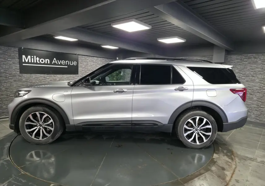 Vue de profil côté gauche du Ford Explorer gris métallisé hybride rechargeable avec jantes alliage et toit noir.