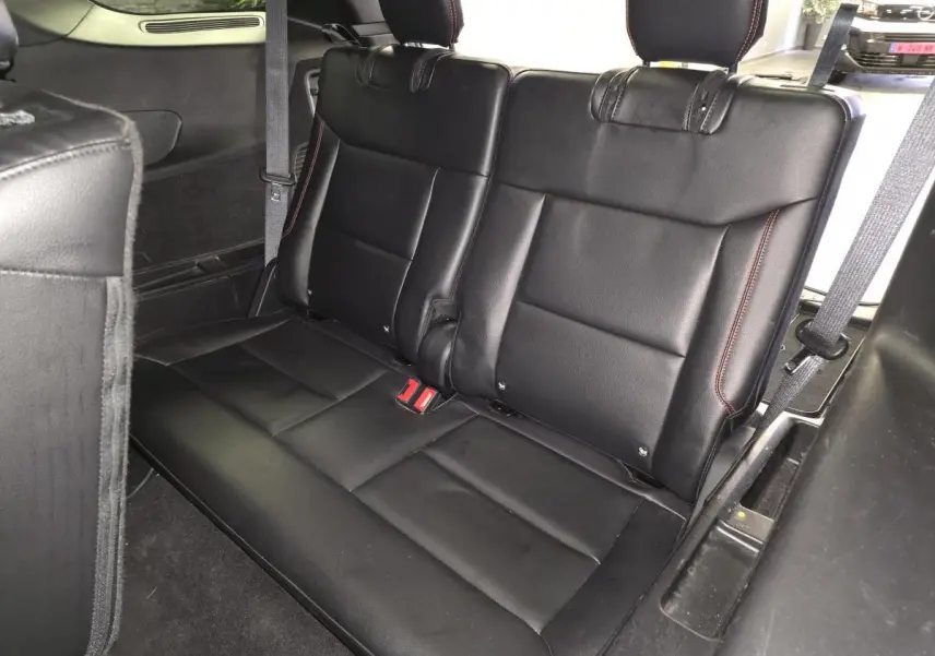 Vue intérieure sur la banquette arrière en cuir noir avec surpiqûres rouges du Ford Explorer gris 2020.