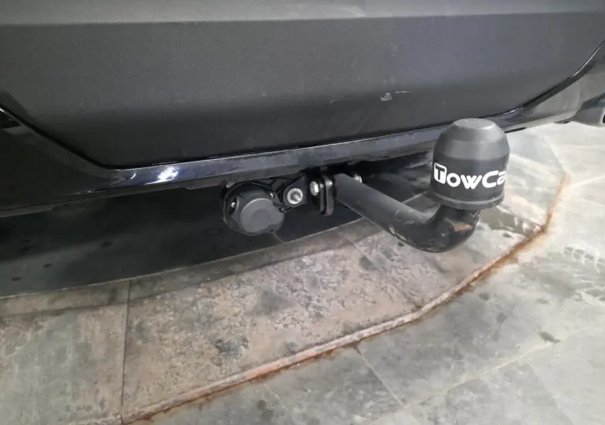 Gros plan sur l'attelage noir avec capuchon TowCar fixé à l'arrière d'un Ford Explorer gris.