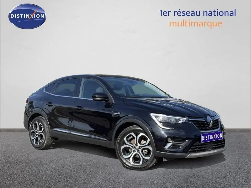Renault Arkana noir métal en vue 3/4 avant droit, soulignant ses jantes alu et ses feux LED distinctifs.