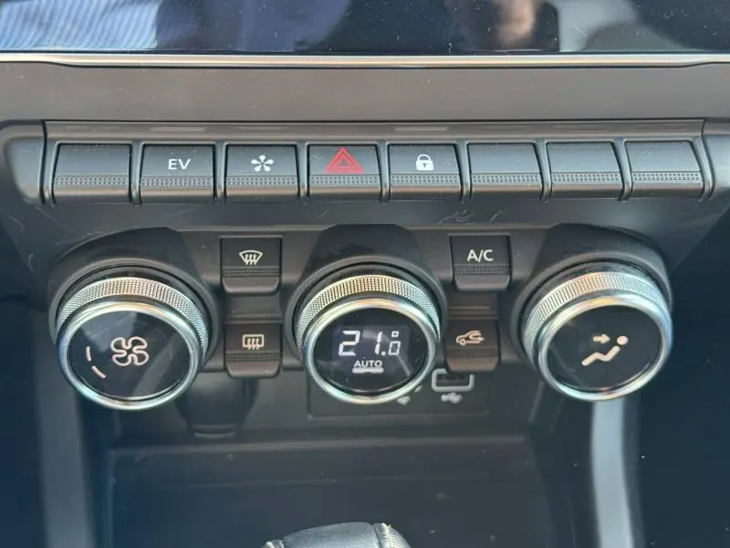 Gros plan sur les commandes de climatisation noire avec affichage digital à 21,8°C dans une Renault Arkana 2023.