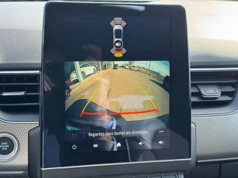 Écran tactile intérieur montrant la caméra de recul du Renault Arkana noir métal en marche arrière.