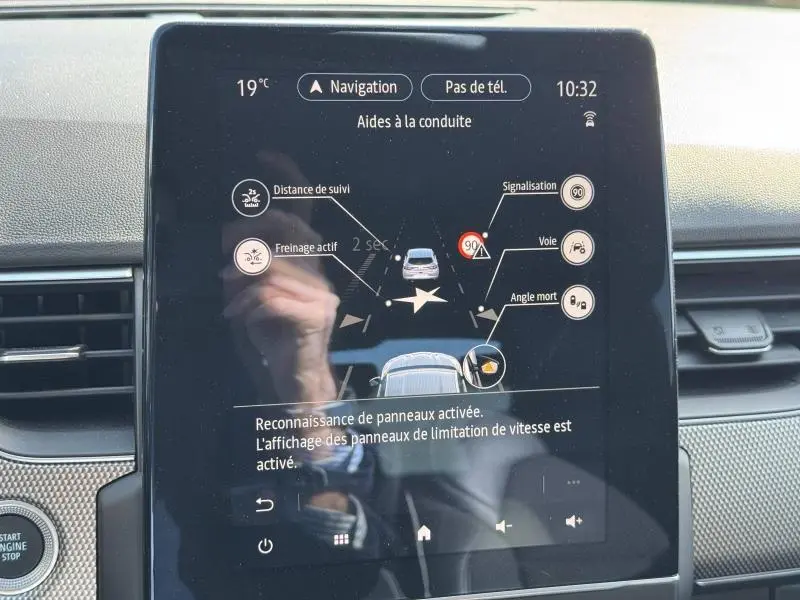 Écran tactile intérieur de la Renault Arkana 2023 affichant les aides à la conduite et la reconnaissance des panneaux.